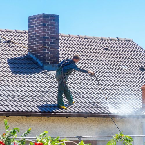 Dach und Fassadenreinigung an einem Haus